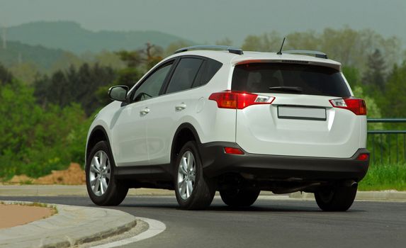 photos of SUVs that drives fast cornering
