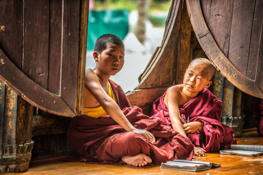 NYAUNG SHWE, MYANMAR - JANUARY 28, 2016 : Southeast Asian child monks learn at Shwe Yan Phe Monastery.