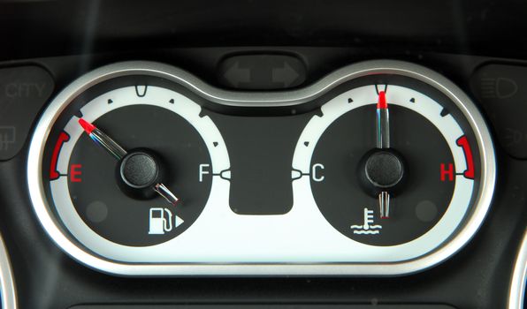 analog instruments for the amount of fuel and the temperature in the car