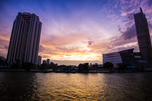 Sunset between the buildings on the Chao Phraya River.