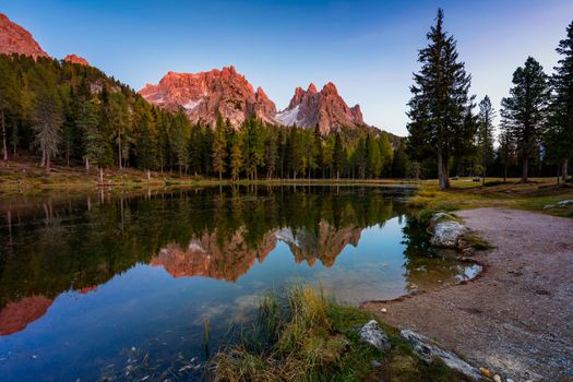 Lake Antorno (Lago di Antorno) located in Dolomites area, Belluno Province, Italy. Lake Antorno, Three Peaks of Lavaredo, Lake Antorno and Tre Cime di Lavaredo, Dolomites, Italy.