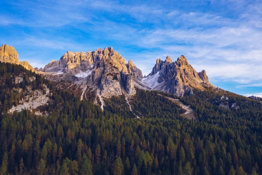 Lake Antorno (Lago di Antorno) located in Dolomites area, Belluno Province, Italy. Lake Antorno, Three Peaks of Lavaredo, Lake Antorno and Tre Cime di Lavaredo, Dolomites, Italy.