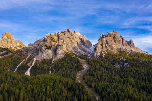 Lake Antorno (Lago di Antorno) located in Dolomites area, Belluno Province, Italy. Lake Antorno, Three Peaks of Lavaredo, Lake Antorno and Tre Cime di Lavaredo, Dolomites, Italy.