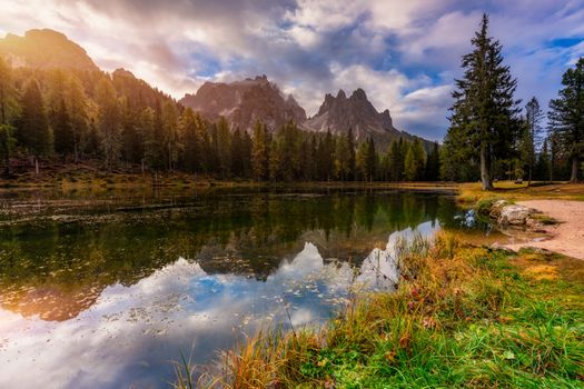 Autumn view of Lake Antorno (Lago di Antorno) located in Dolomites area, Belluno Province, Italy. Lake Antorno, Three Peaks of Lavaredo, Lake Antorno and Tre Cime di Lavaredo, Dolomites, Italy.