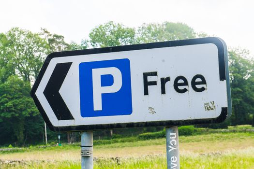 Direction sign pointing the way to public car or vehicle parking