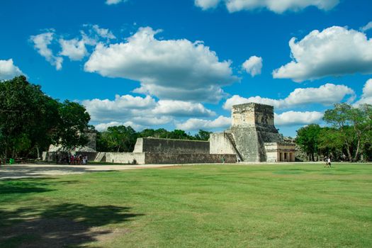 Great Ball Court and Temple of the Jaguars, Chichen Itza, Yucatan, Mexico. The pre-Hispanic City of Chichen-Itza is an UNESCO World Heritage site, ref. 483