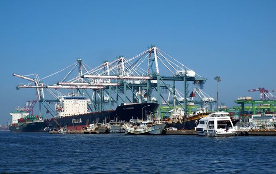 KAOHSIUNG, TAIWAN, MAY25: Taiwan President Ma Ying-jeou announces a further expansion of the Kaohsiung International Container Terminal on May 25, 2012 in Kaohsiung. Pictured here is a large vessel belonging to Evergreen Marine Corporation.
