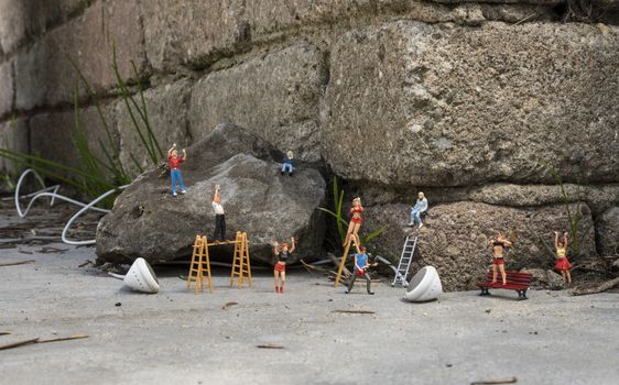little figures garden concert with singer and guitar and with social distance of six feet or 1.5 meter due to corona covid 19 crisus