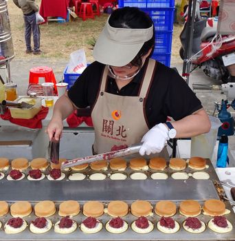 KAOHSIUNG, TAIWAN -- DECEMBER 8, 2018: A chef makes red bean cakes, or Imagawayaki, as the Japanese call it, a popular sweet food in Taiwan.
