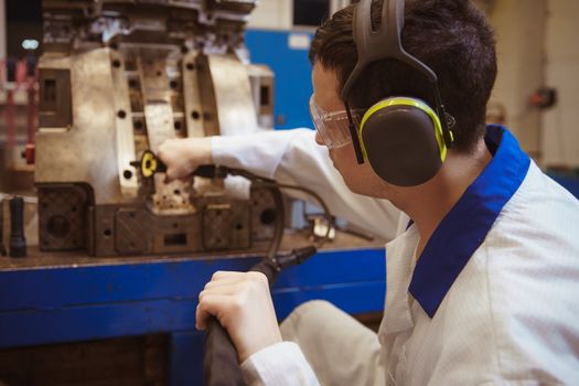 use dry ice for cleaning metal molds in the factory.