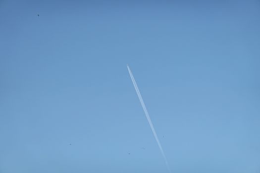 a lonly plane flying in the blue sky.