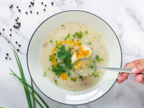 Porridge rice,Ingredients Pepper,Minced pork,Spring onion,Coriander and egg,
Is a healthy food,White background