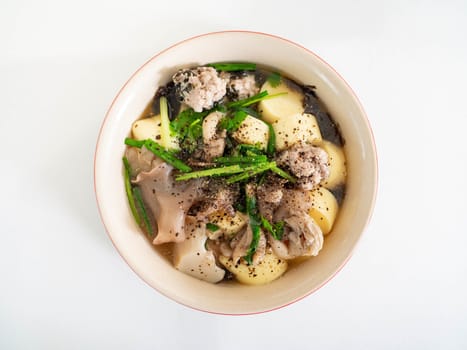 Boiled Pork Tofu is a soup of Thai food, taste sweet and salty.Ingredients Egg tofu, minced pork, seaweed, mushrooms, coriander, pepper and spring onions are healthy foods