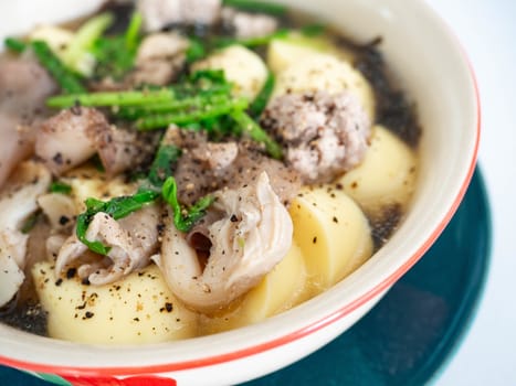 Boiled Pork Tofu is a soup of Thai food, taste sweet and salty.Ingredients Egg tofu, minced pork, seaweed, mushrooms, coriander, pepper and spring onions are healthy foods