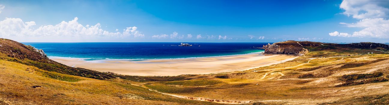 Panorama of beach Anse de Pen Hat on the Presqu'ile de Crozon, Parc naturel regional d'Armorique. Finistere department, Crozon. Brittany (Bretagne), France.