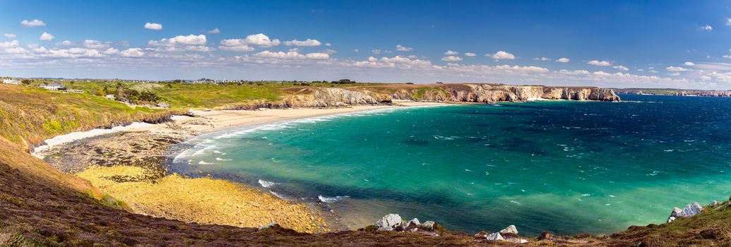 Panoramic view of beach Anse de Pen-Hat on the Presqu'ile de Crozon, Parc naturel regional d'Armorique. Finistere department, Crozon. Brittany (Bretagne), France.