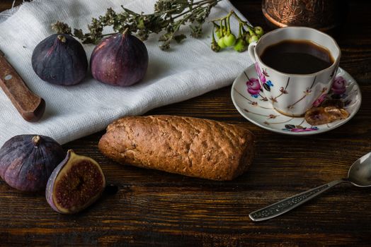 Light coffee break with multicereal bun and few juicy ripe figs.