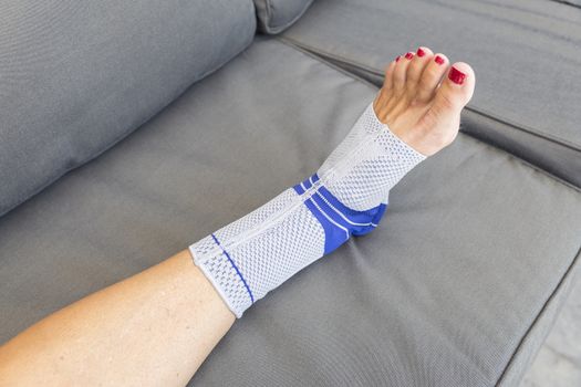 Leg in a a heel brace to prevent haglundse and protect the Achilles tendon