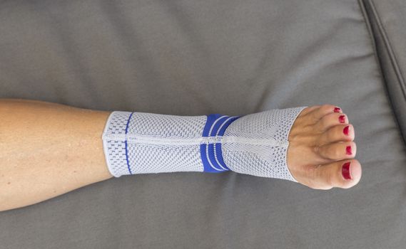 Leg in a a heel brace to prevent haglundse and protect the Achilles tendon