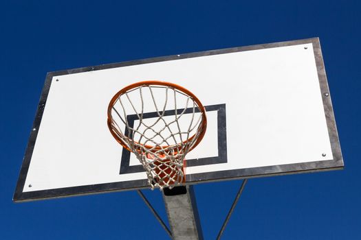 Vista dal basso di un cerchio di cesto per il basket.