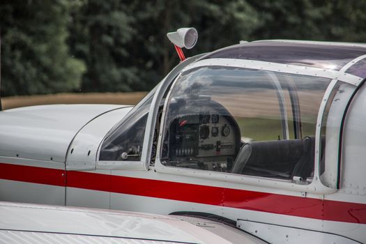 Propellerflugzeug Cockpit mit Instrumententafel