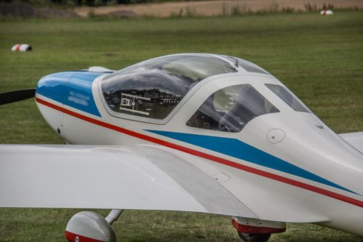 Propellerflugzeug Cockpit mit Instrumententafel