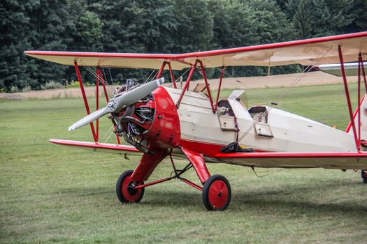 Propellerflugzeug Cockpit mit Instrumententafel