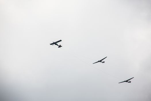 Motor pilot drags two glider pilots into the air