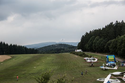 Motor pilot drags two glider pilots into the air