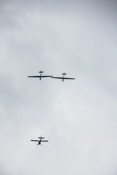 Motor pilot drags two glider pilots into the air
