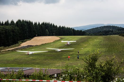 Motor pilot drags two glider pilots into the air