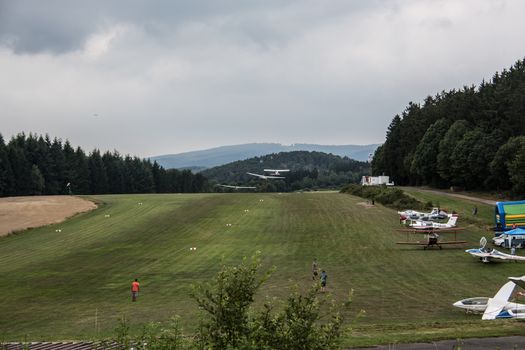 Motor pilot drags two glider pilots into the air