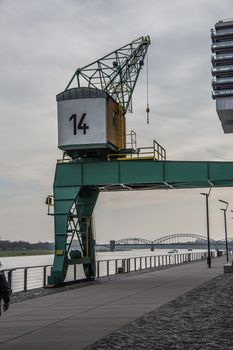 Quay wall with steel load crane