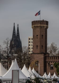 Malakoff-Turm am Kölner Rheinufer