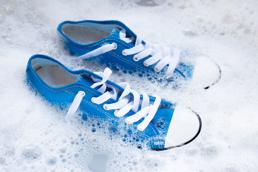 Soak shoes before washing. Cleaning Dirty sneakers.
