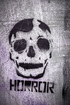 Un cranio fatta con con vernice spray su un muro.
