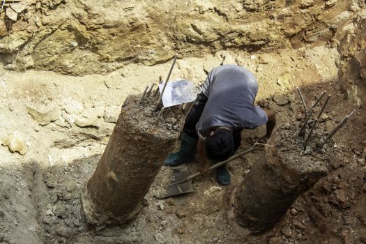 Construction workers are working on construction sites without wearing helmets that are dangerous to life.