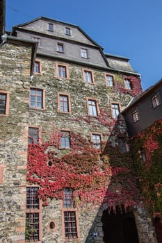 gut erhaltene Festung an der Lahn