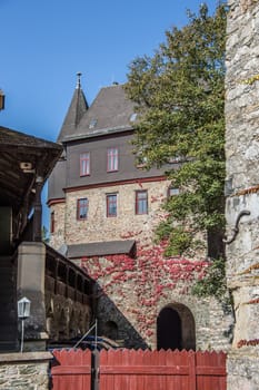 gut erhaltene Festung an der Lahn