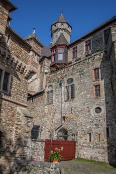 gut erhaltene Festung an der Lahn