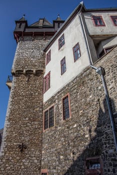 gut erhaltene Festung an der Lahn