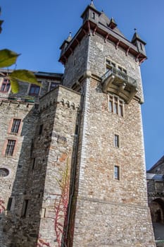 gut erhaltene Festung an der Lahn