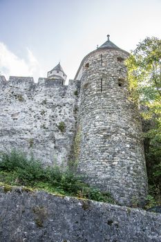 gut erhaltene Festung an der Lahn