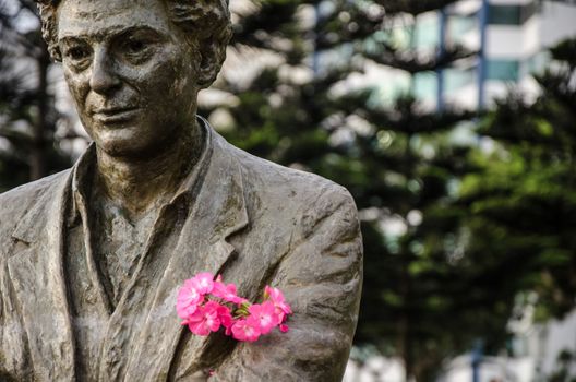 Statue with some flowers in the hands