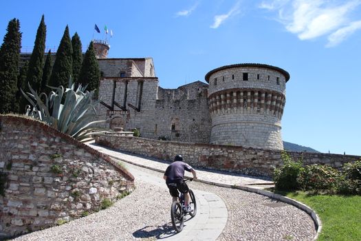 cyclists on the ascent of the castle