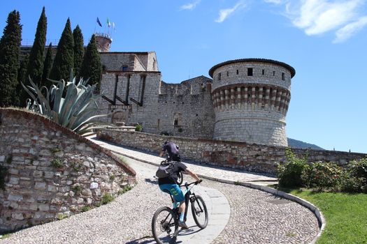 cyclists on the ascent of the castle