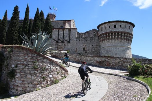 cyclists on the ascent of the castle
