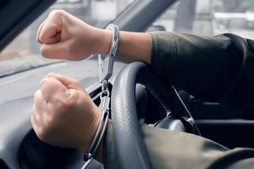 arrest, prohibition of movement by the violator, the hands of the driver of the car are handcuffed to the steering wheel