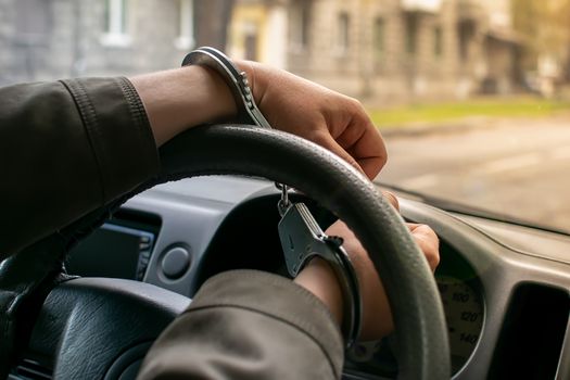 arrest, prohibition of movement by the violator, the hands of the driver of the car are handcuffed to the steering wheel