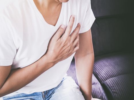 Symptoms of chest pain due to myocardial infarction Sick with heart disease